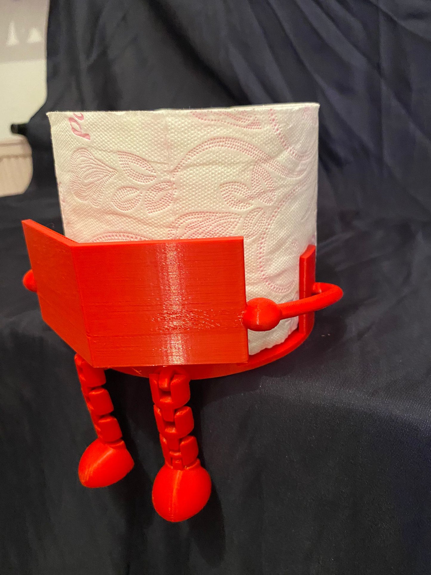 3D Baskı Komik Tuvalet Kağıdı Tutucu – Kitap Okuyan Figür Banyo Dekoru