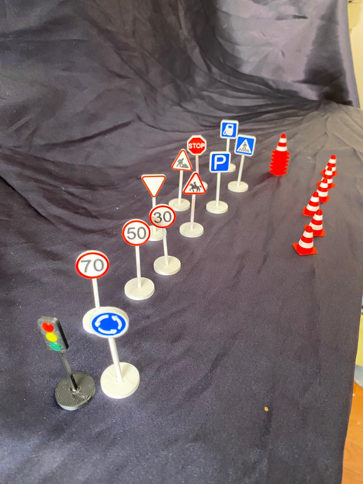 Mini Trafik İşaretleri ve Dubalar Seti | Trafik Eğitimi ve Oyuncak Araba Seti Aksesuarı