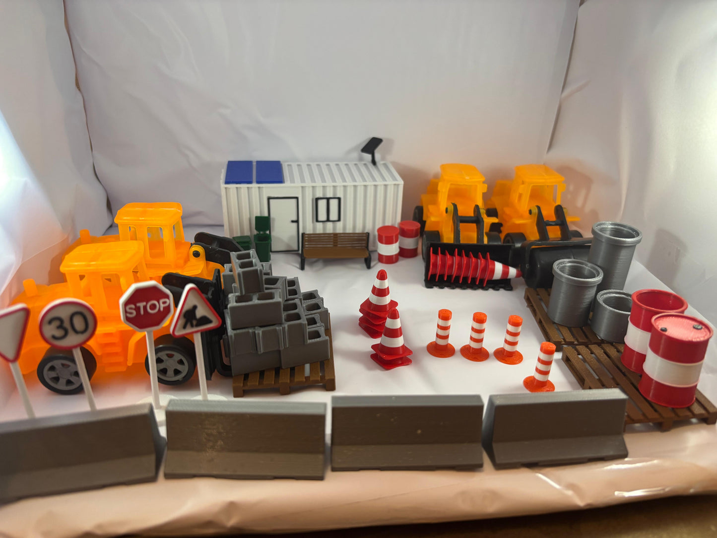 Mini Yol Çalışması Şantiye Seti – Trafik Konileri, İş Makineleri ve Levhalar – Diorama & Oyuncak Set