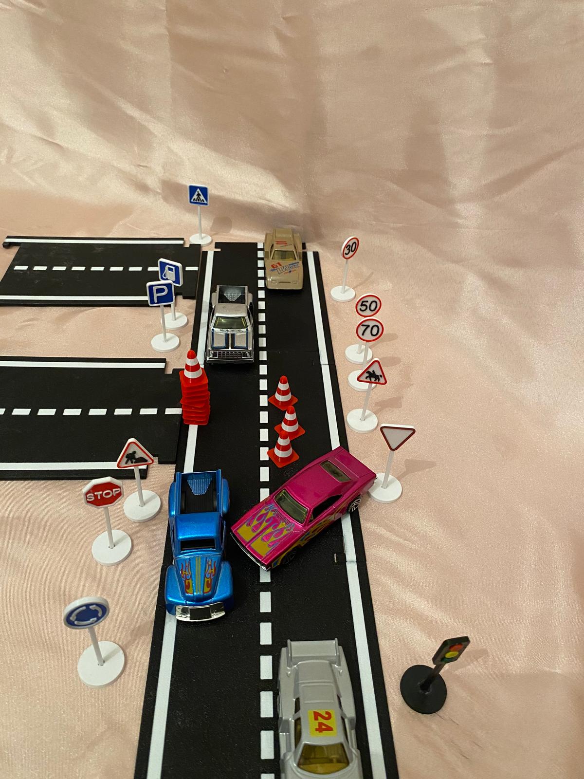 Mini Trafik Eğitim Seti Yol - Trafik Levhaları - Duba Çocuk Eğitici Seti Sürpriz araba hediyeli