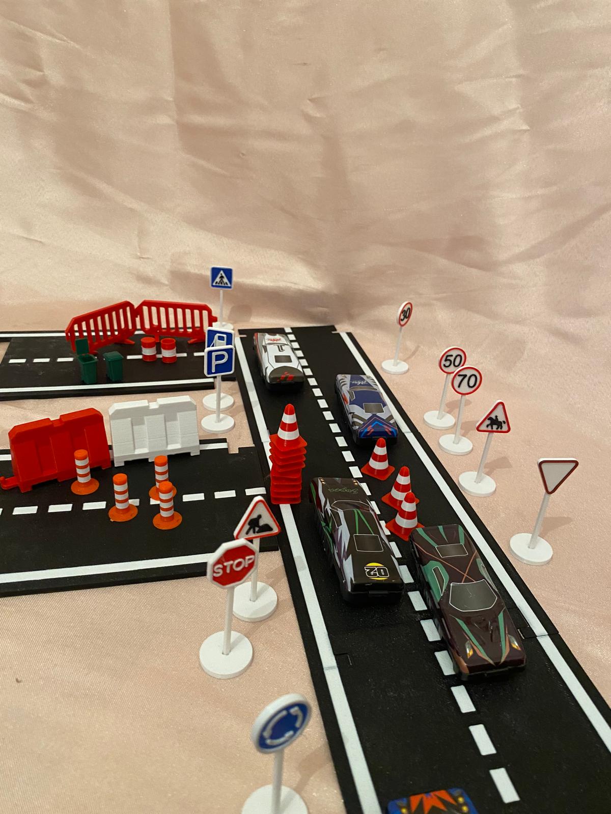 Mini Trafik Eğitim Seti Yol & Trafik Levhaları Dubalar Çocuk Eğitici Set Sürpriz araba hediyeli