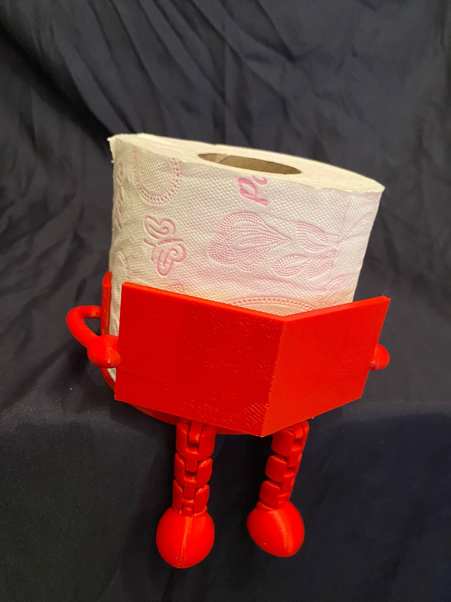 3D Baskı Komik Tuvalet Kağıdı Tutucu – Kitap Okuyan Figür Banyo Dekoru