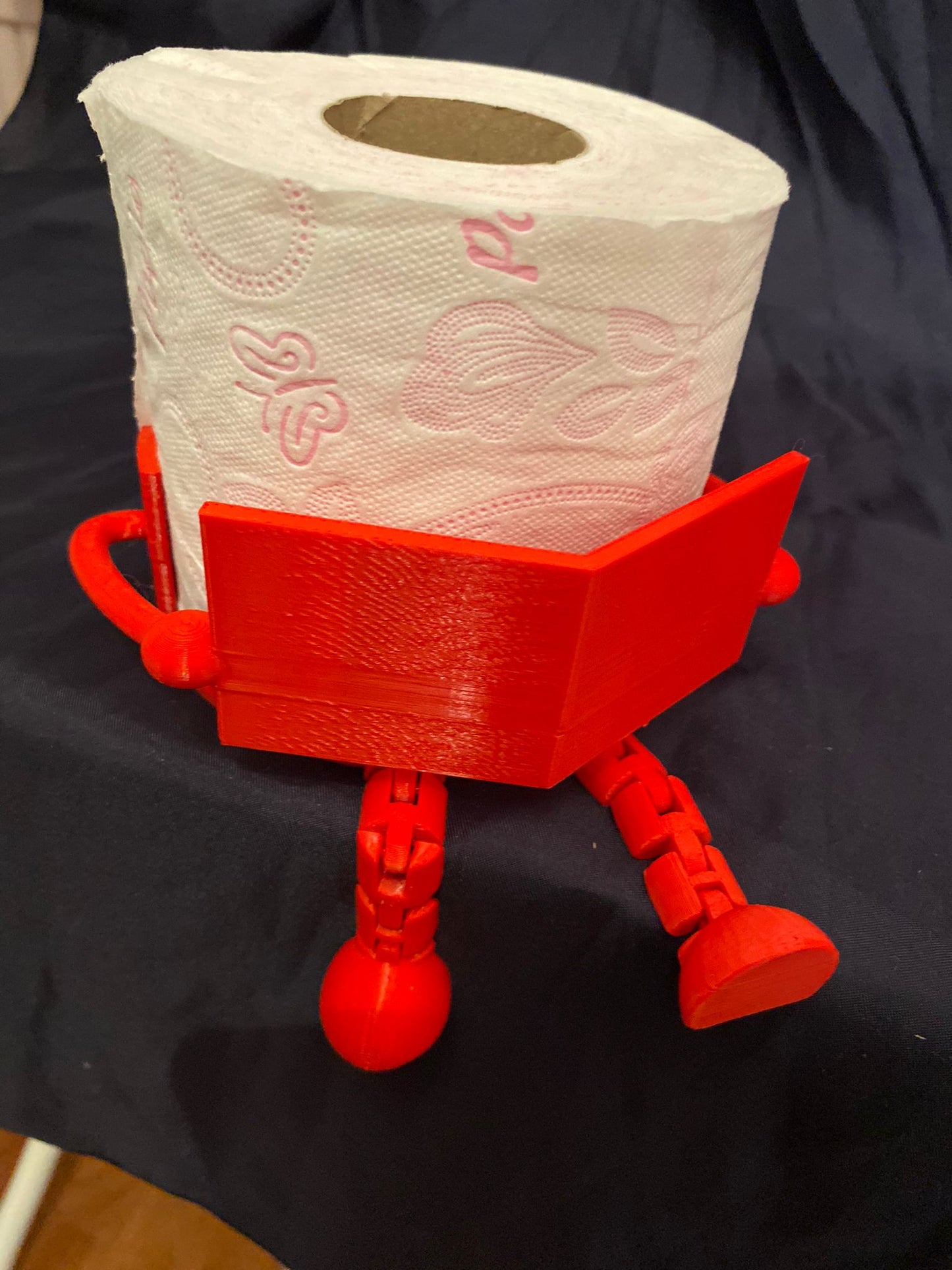 3D Baskı Komik Tuvalet Kağıdı Tutucu – Kitap Okuyan Figür Banyo Dekoru