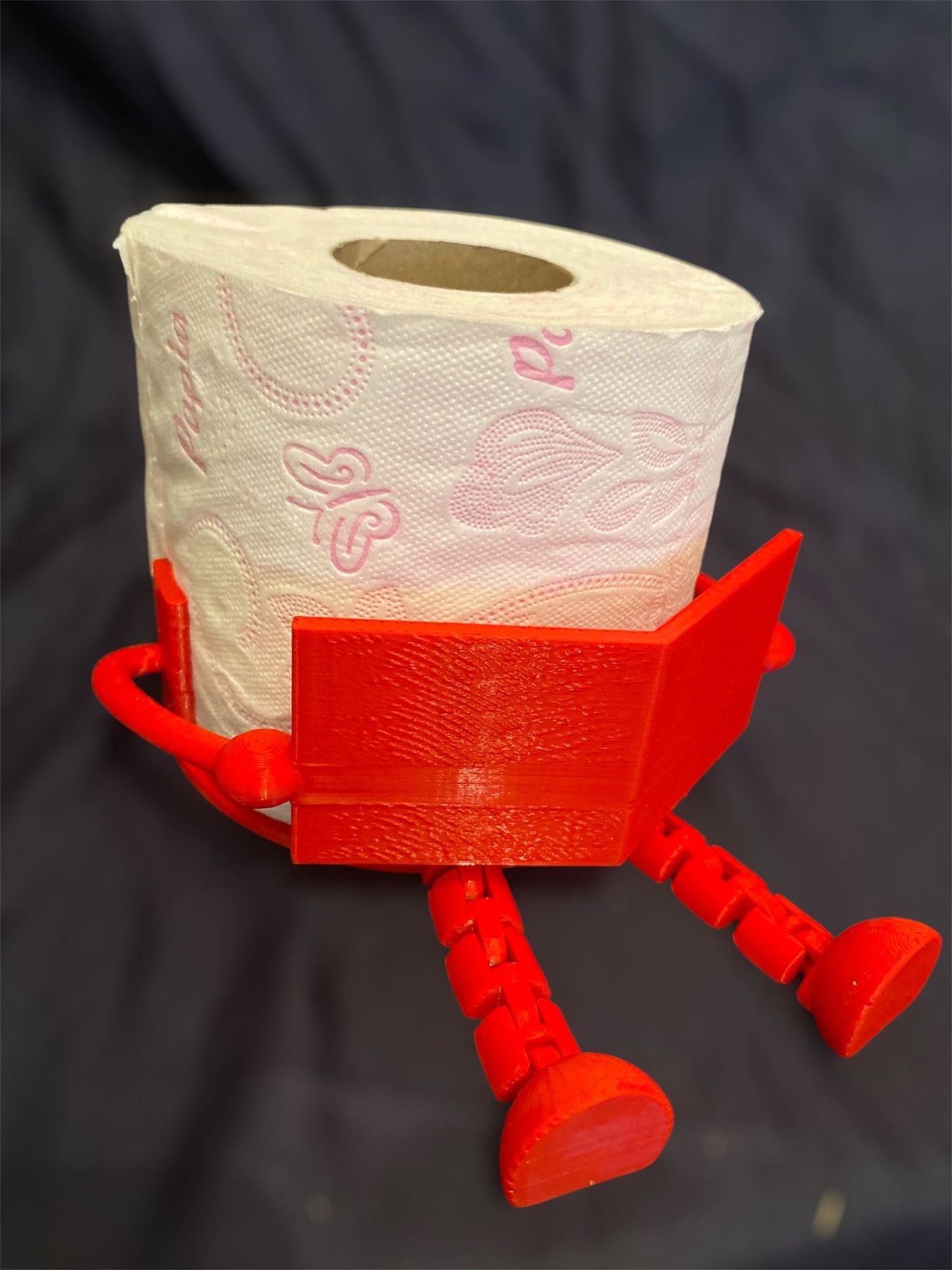 3D Baskı Komik Tuvalet Kağıdı Tutucu – Kitap Okuyan Figür Banyo Dekoru