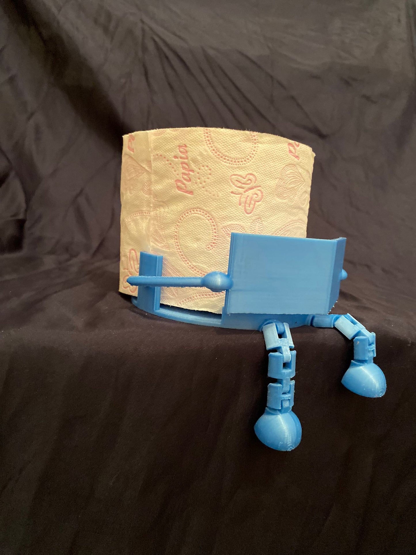 3D Baskı Komik Tuvalet Kağıdı Tutucu – Kitap Okuyan Figür Banyo Dekoru