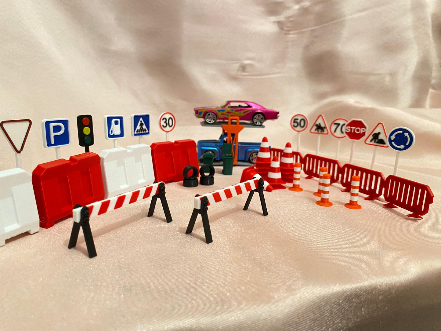 Mini Trafik Eğitim ve Liftli Dubalı Bariyer Oyun Seti Trafik Levhalı Sürpriz Araba Hediyeli