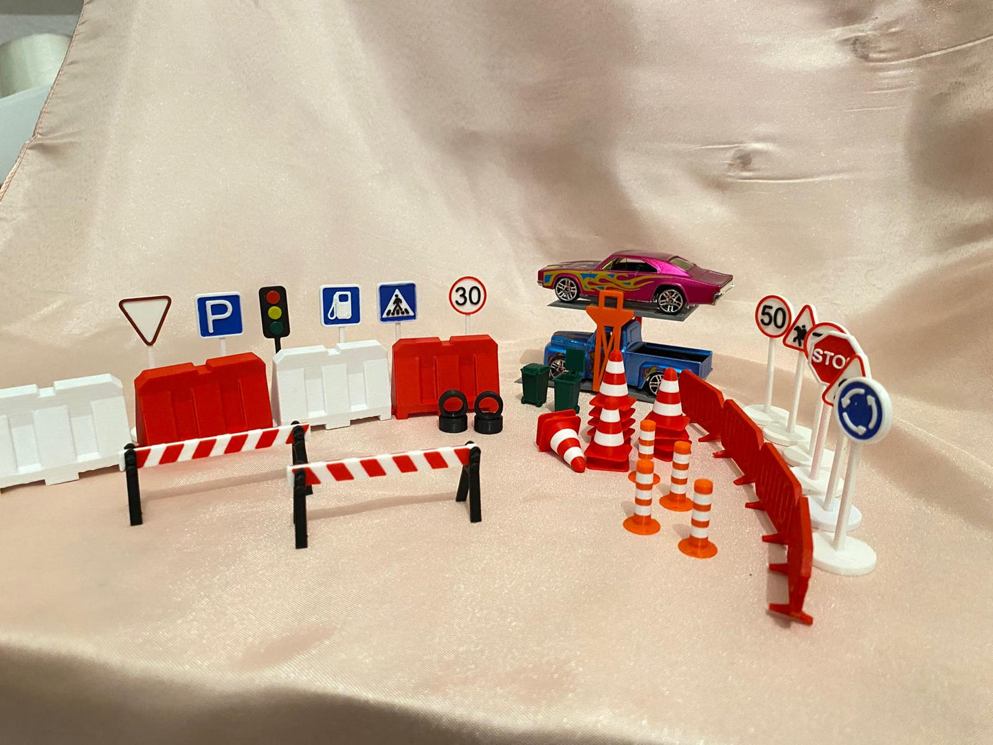 Mini Trafik Eğitim ve Liftli Dubalı Bariyer Oyun Seti Trafik Levhalı Sürpriz Araba Hediyeli