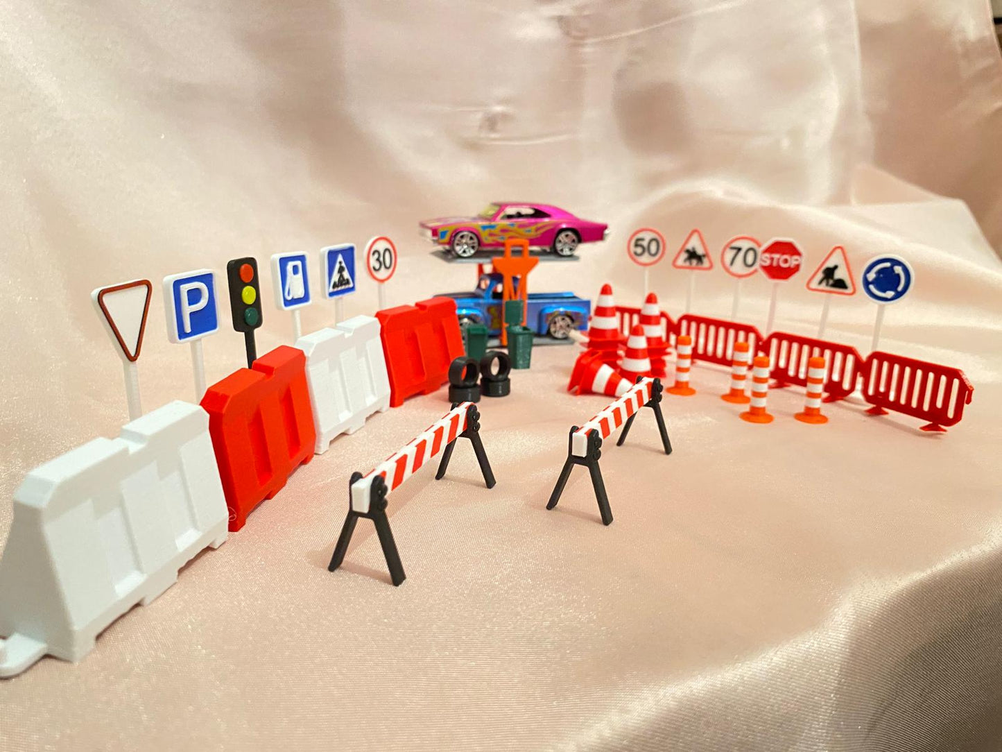 Mini Trafik Eğitim ve Liftli Dubalı Bariyer Oyun Seti Trafik Levhalı Sürpriz Araba Hediyeli