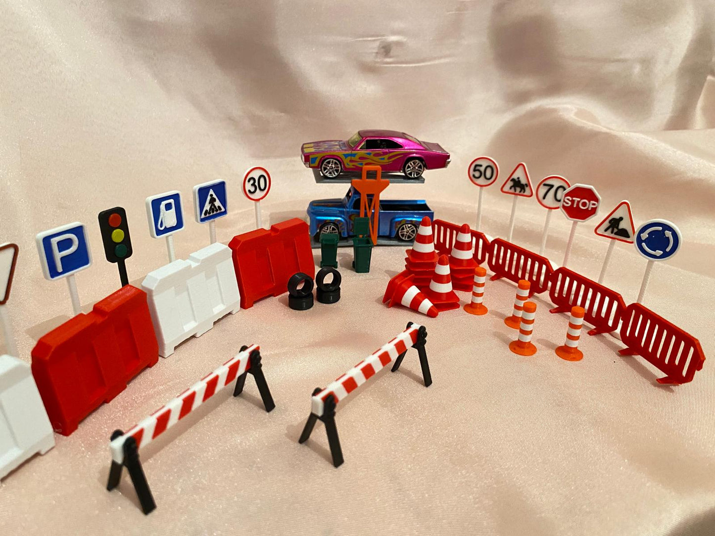 Mini Trafik Eğitim ve Liftli Dubalı Bariyer Oyun Seti Trafik Levhalı Sürpriz Araba Hediyeli