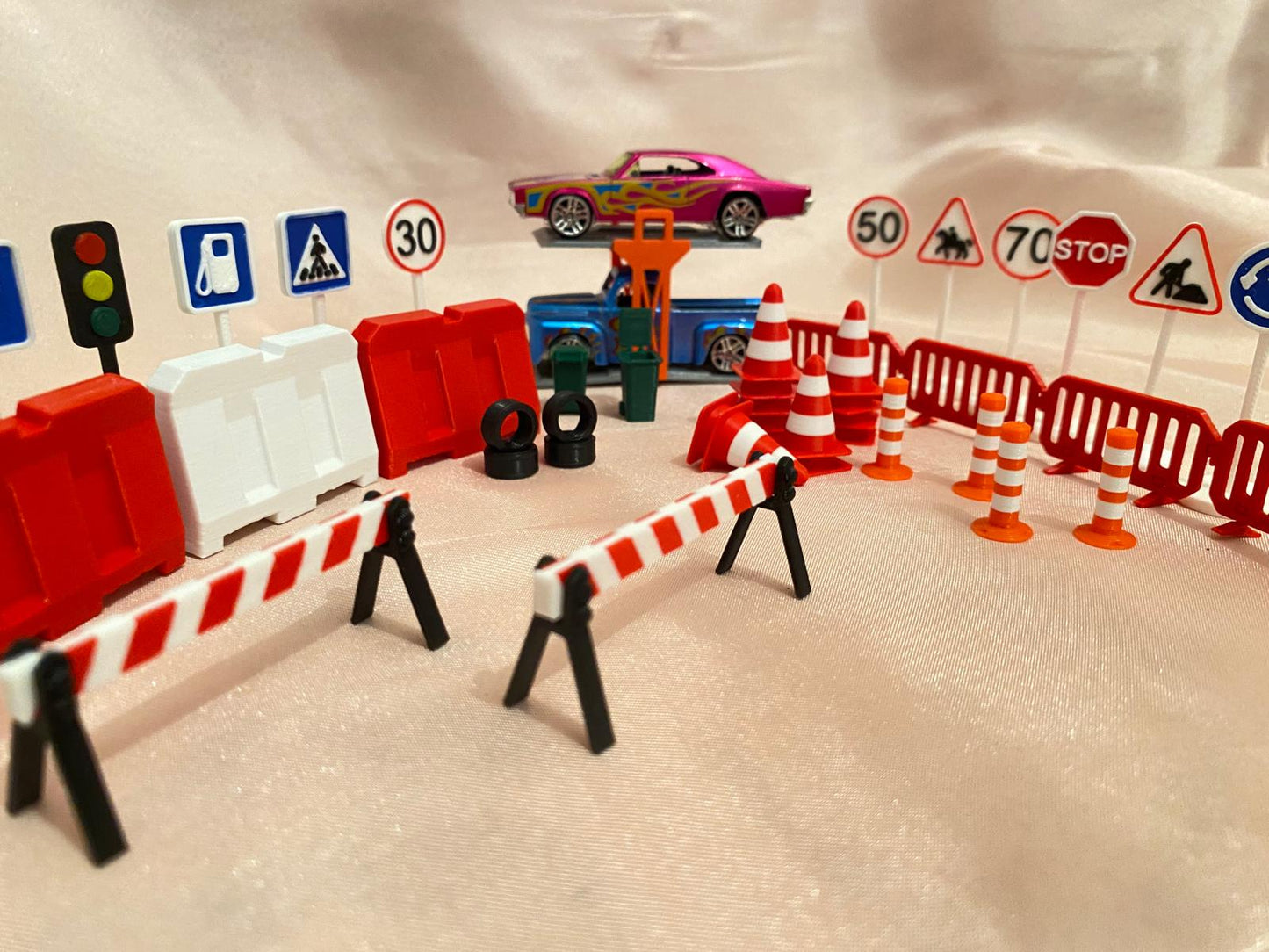 Mini Trafik Eğitim ve Liftli Dubalı Bariyer Oyun Seti Trafik Levhalı Sürpriz Araba Hediyeli