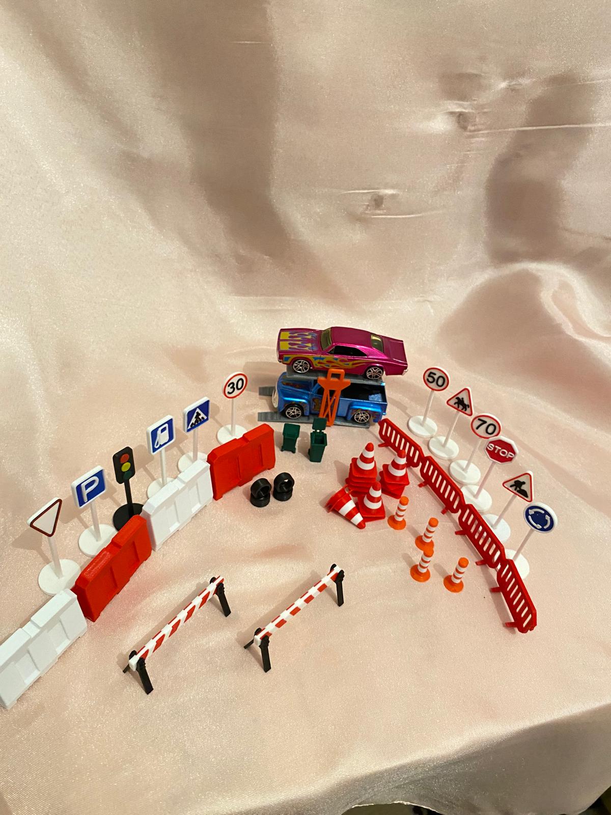 Mini Trafik Eğitim ve Liftli Dubalı Bariyer Oyun Seti Trafik Levhalı Sürpriz Araba Hediyeli