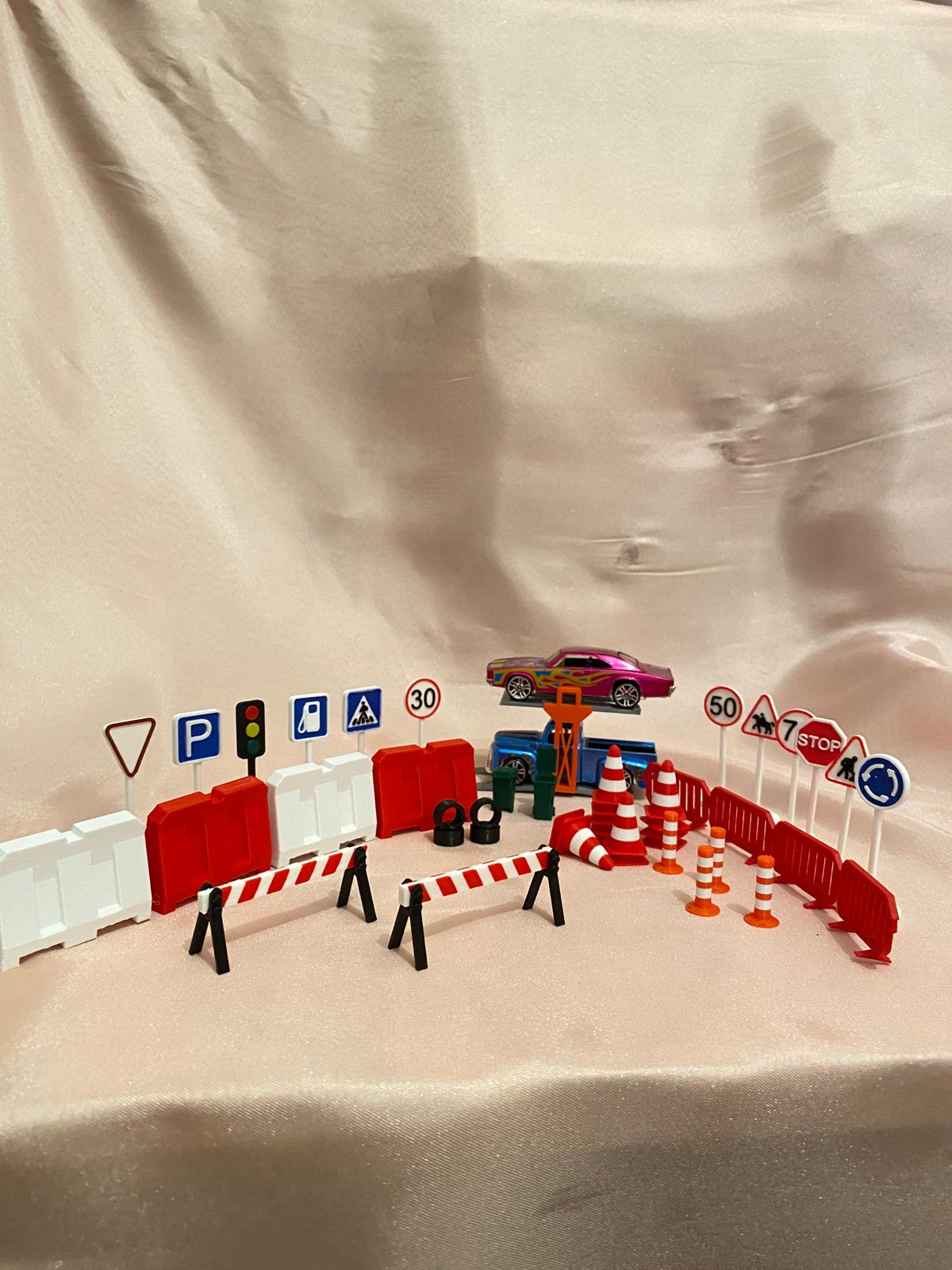 Mini Trafik Eğitim ve Liftli Dubalı Bariyer Oyun Seti Trafik Levhalı Sürpriz Araba Hediyeli